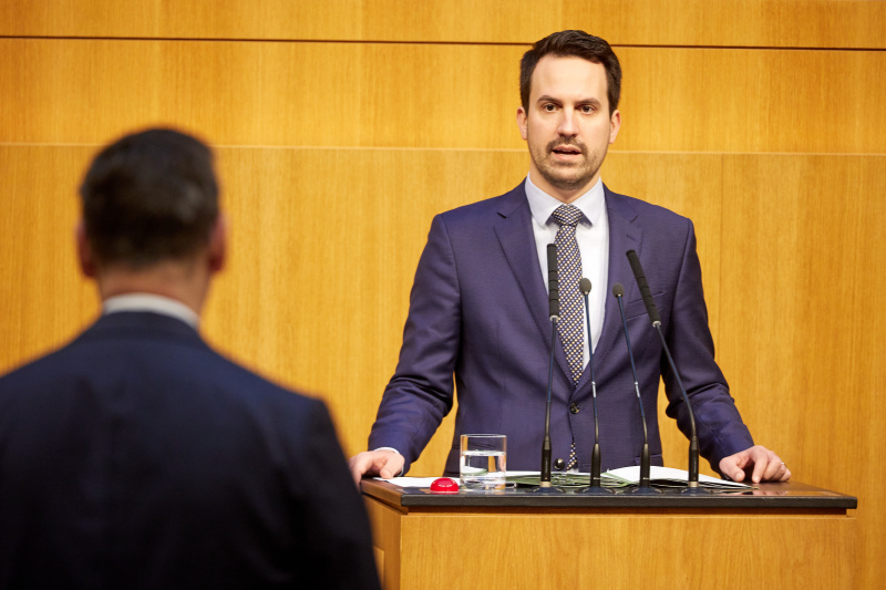 Fragebeantwortung. Am Rednerpult: Bildungsminister Christoph Wiederkehr (NEOS)