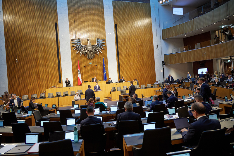 Fragebeantwortung. Am Rednerpult: Bildungsminister Christoph Wiederkehr (NEOS)