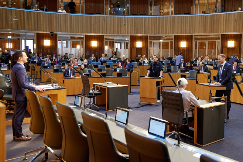 Fragesteller Nationalratsabgeordneter Janos Juvan (NEOS) (rechts)