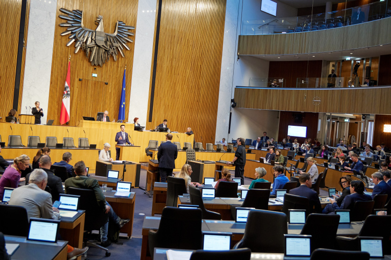 Fragebeantwortung. Am Rednerpult: Bildungsminister Christoph Wiederkehr (NEOS)