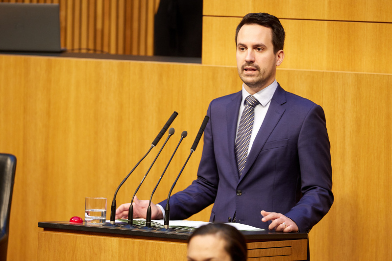 Fragebeantwortung. Am Rednerpult: Bildungsminister Christoph Wiederkehr (NEOS)