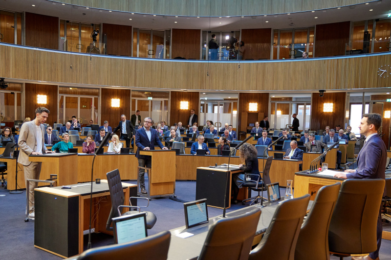 Fragesteller Nationalratsabgeordneter Paul Stich (SPÖ) (links)