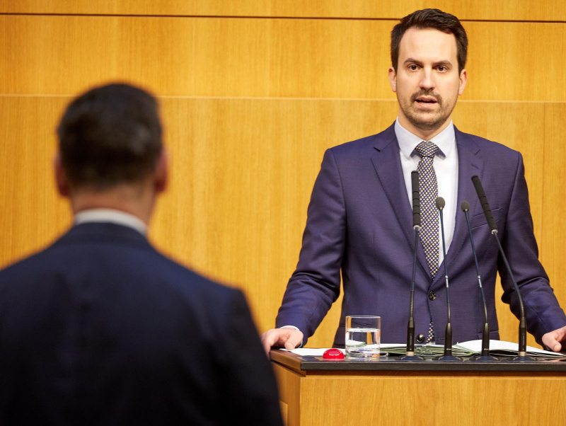 Fragebeantwortung. Am Rednerpult: Bildungsminister Christoph Wiederkehr (NEOS)