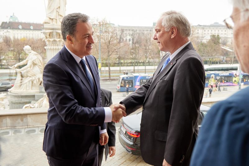 Einholung. Von rechts: Nationalratspräsident Walter Rosenkranz (FPÖ), Präsident des Albanischen Parlaments Niko Peleshi