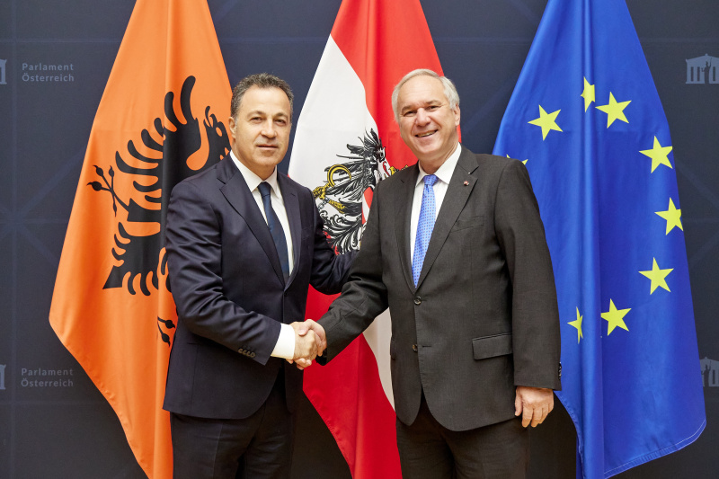 Fahnenfoto. Von rechts: Nationalratspräsident Walter Rosenkranz (FPÖ), Präsident des Albanischen Parlaments Niko Peleshi