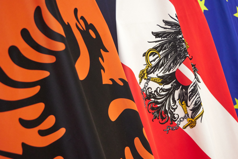 Fahnen. Von links: Albanien, Österreich, Europäische Union