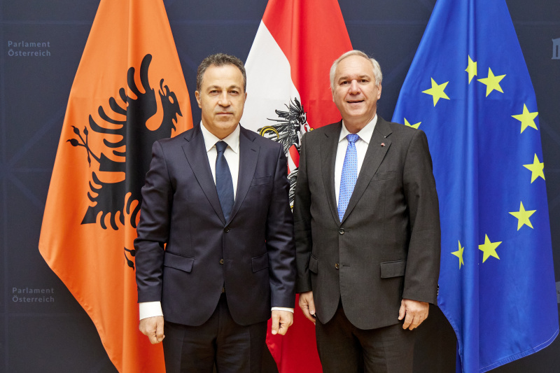 Fahnenfoto. Von rechts: Nationalratspräsident Walter Rosenkranz (FPÖ), Präsident des Albanischen Parlaments Niko Peleshi