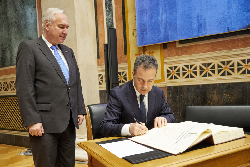 Gästebucheintrag. Von links: Nationalratspräsident Walter Rosenkranz (FPÖ), Präsident des Albanischen Parlaments Niko Peleshi