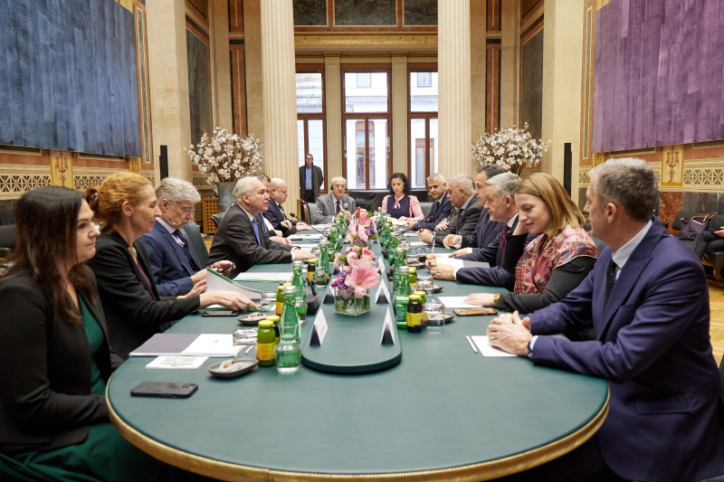 Aussprache. Linke Tischhälfte: Österreichische Delegation unter der Leitung von Nationalratspräsident Walter Rosenkranz (FPÖ) (4. von links). Rechte Tischhälfte: Albanische Delegation unter der Leitung des Präsidenten des Albanischen Parlaments Niko Peleshi (4. von rechts)