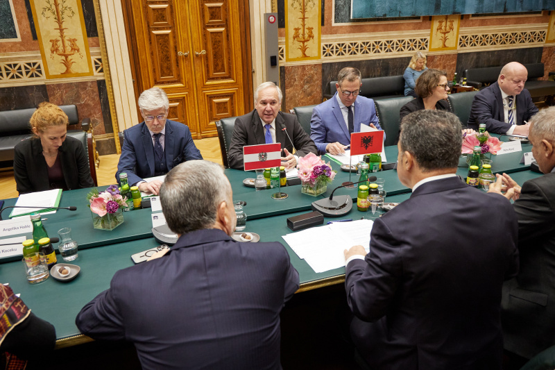 Aussprache. Österreichische Delegation unter der Leitung von Nationalratspräsident Walter Rosenkranz (FPÖ) (3. von links)