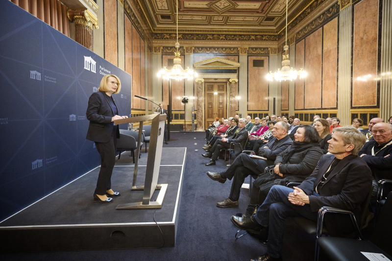 Eröffnungsworte Dritte Nationalratspräsidentin Doris Bures (SPÖ). Blick Richtung Veranstaltungsteilnehmerinnen und -teilnehmer