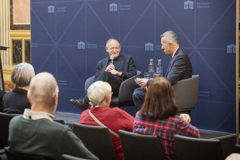 Gespräch mit dem Autor. Von links: Christoph Zielinski, Parlamentssprecher Karl-Heinz