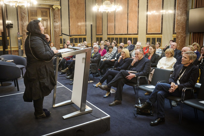 Lesung aus "Laurenzerberg". Schriftstellerin Julya Rabinowich. Blick Richtung Veranstaltungsteilnehmerinnen und -teilnehmer