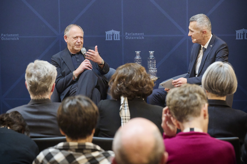 Gespräch mit dem Autor. Von links: Christoph Zielinski, Parlamentssprecher Karl-Heinz