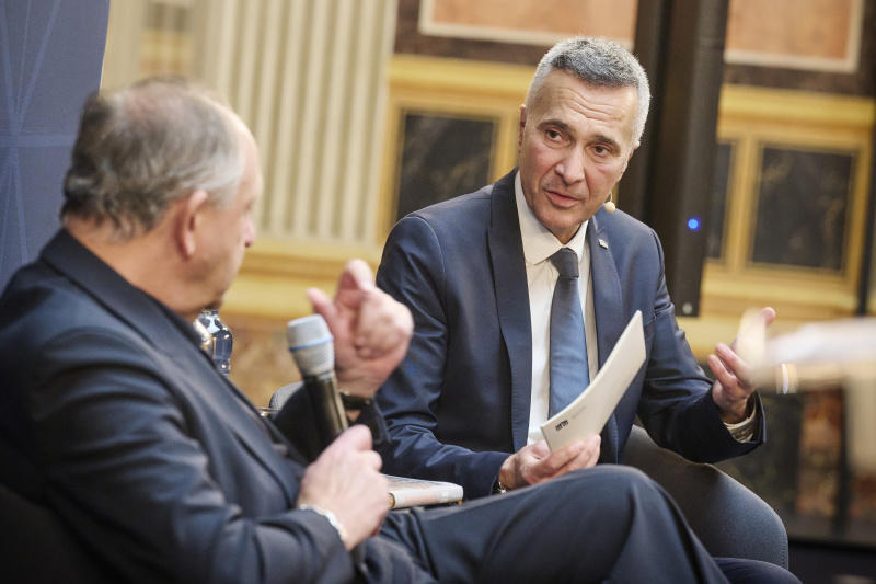 Gespräch mit dem Autor. Von links: Christoph Zielinski, Parlamentssprecher Karl-Heinz