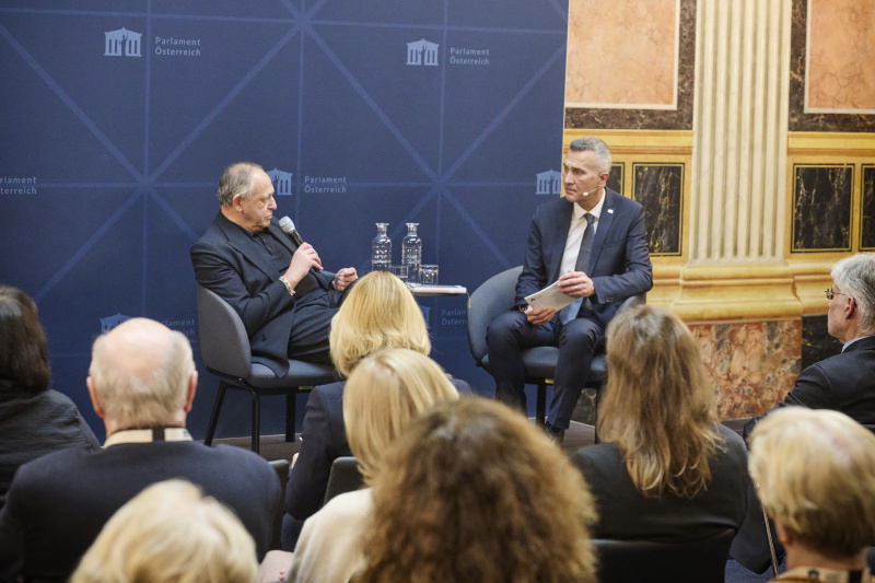 Gespräch mit dem Autor. Von links: Christoph Zielinski, Parlamentssprecher Karl-Heinz