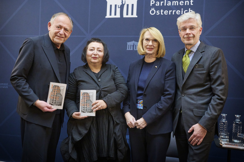 Von links: Autor Christoph Zielinski, Schriftstellerin Julya Rabinowich, Dritte Nationalratspräsidentin Doris Bures (SPÖ), Parlamentsdirektor Harald Dossi