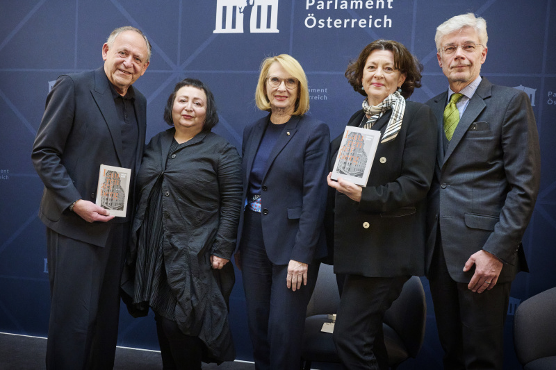 Von links: Autor Christoph Zielinski, Schriftstellerin Julya Rabinowich, Dritte Nationalratspräsidentin Doris Bures (SPÖ), Verlagsleitung bei Ueberreuter Verlag Birgit Francan, Parlamentsdirektor Harald Dossi