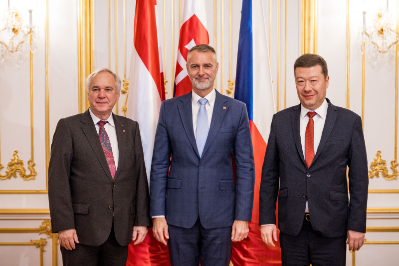 Fahnenfoto. Von links: Nationalratspräsident Walter Rosenkranz (FPÖ), Präsident des slowakischen Nationalrats Richard Raši, Präsident des tschechischen Abgeordnetenhauses Tomio Okamura