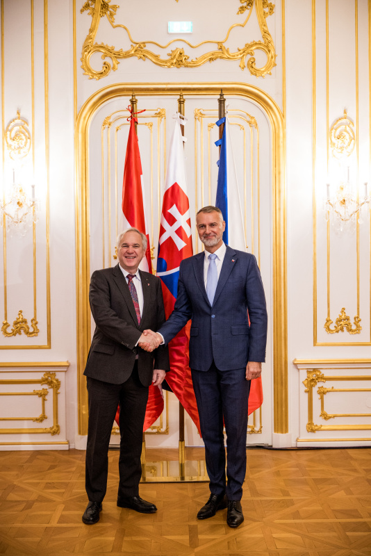 Fahnenfoto. Von links: Nationaratspräsident Walter Rosenkranz (FPÖ), Präsident des slowakischen Nationalrats Richard Raši