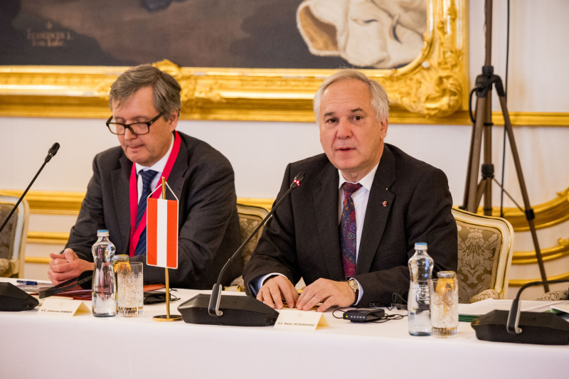 Aussprache. Österreichische Delegation unter der Leitung von Nationaratspräsident Walter Rosenkranz (FPÖ) (rechts)