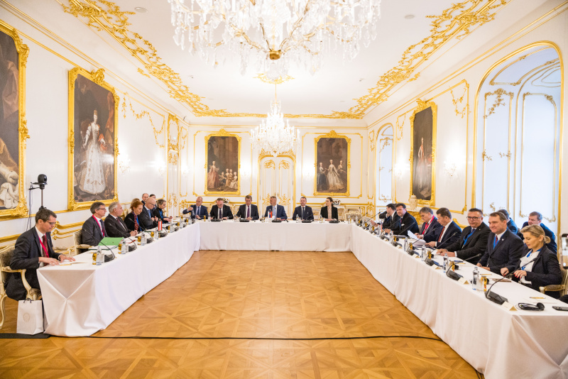 Aussprache. Linke Tischhälfte: Österreichische Delegation unter der Leitung von Nationaratspräsident Walter Rosenkranz (FPÖ) (3. von links)