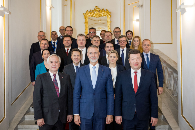 Gruppenfoto. 1. Reihe von links: Nationalratspräsident Walter Rosenkranz (FPÖ), Präsident des slowakischen Nationalrats Richard Raši, Präsident des tschechischen Abgeordnetenhauses Tomio Okamura