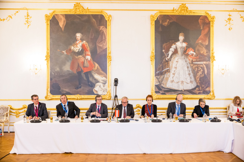 Aussprache. Österreichische Delegation unter der Leitung von Nationaratspräsident Walter Rosenkranz (FPÖ) (4. von links)