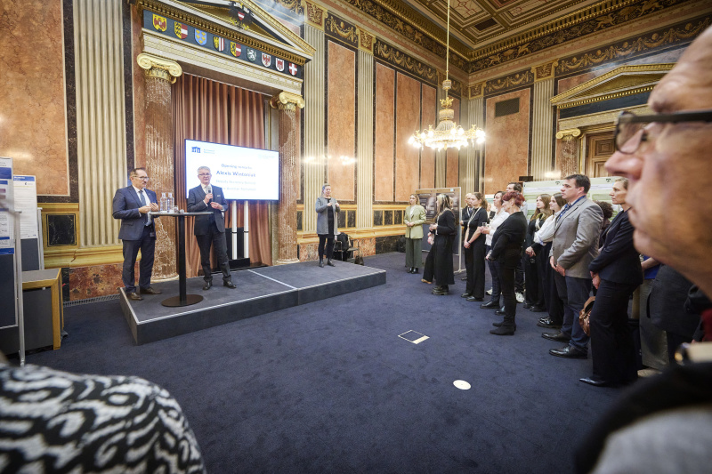 Eröffnungsworte Parlamentsvizedirektor Alexis Wintoniak. Blick Richtung Veranstaltungsteilnehmerinnen und -teilnehmer