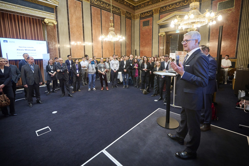 Eröffnungsworte Parlamentsvizedirektor Alexis Wintoniak. Blick Richtung Veranstaltungsteilnehmerinnen und -teilnehmer
