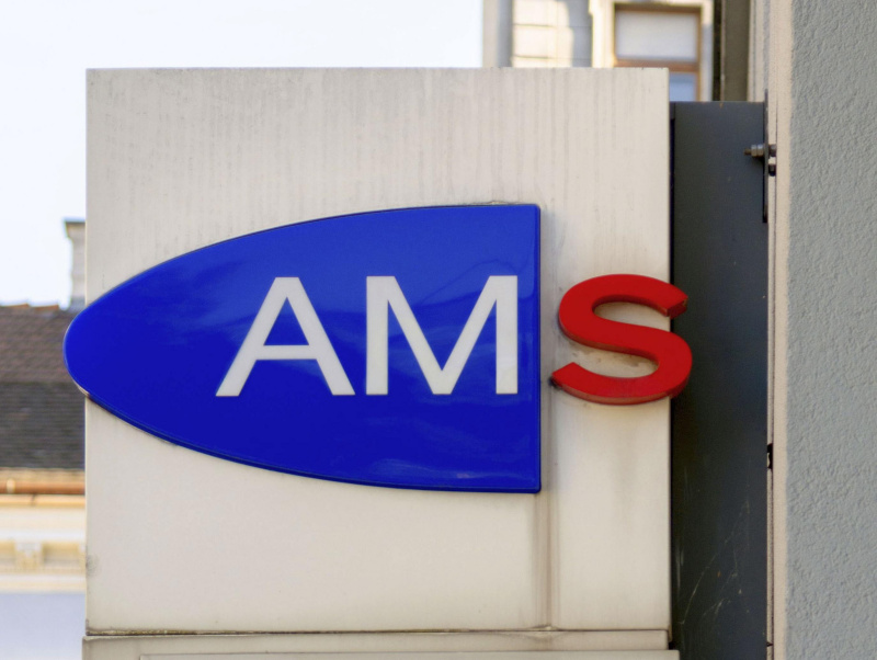 AMS-Schild an einem Gebäude