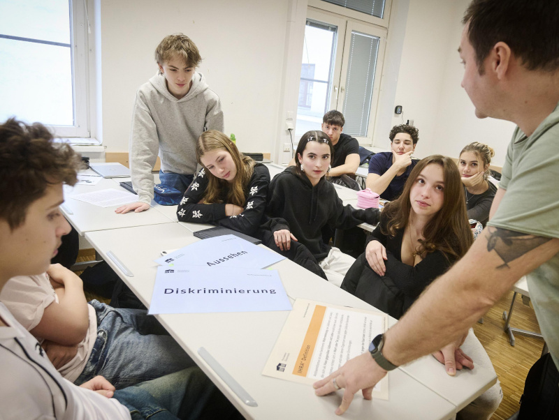 Workshopleiter und Schülerinnen und Schüler besprechen die Themen