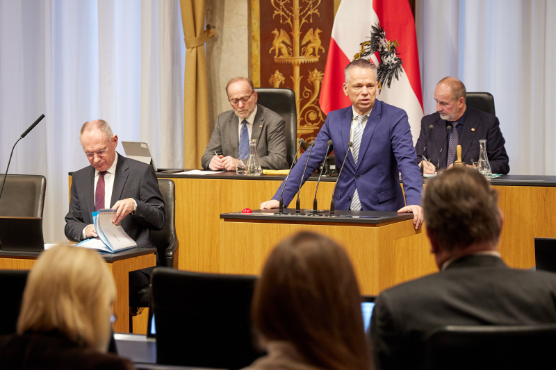 Am Rednerpult: Vorsitzender der Bundesratsfraktion Harald Himmer (ÖVP)