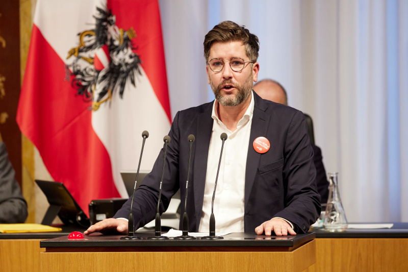 Am Rednerpult: Vorsitzender der Bundes­ratsfraktion Christian Fischer (SPÖ)