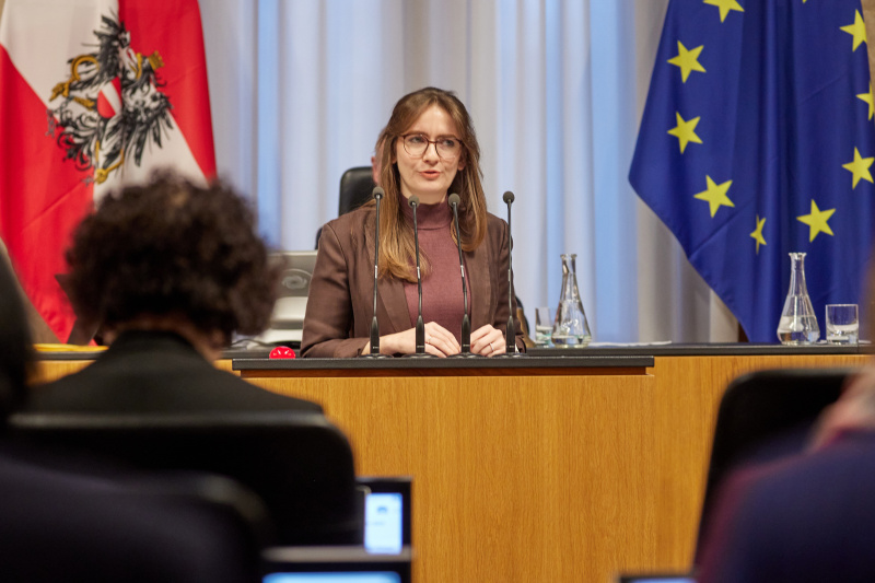 Am Rednerpult: Bundesrätin Julia Deutsch (NEOS)