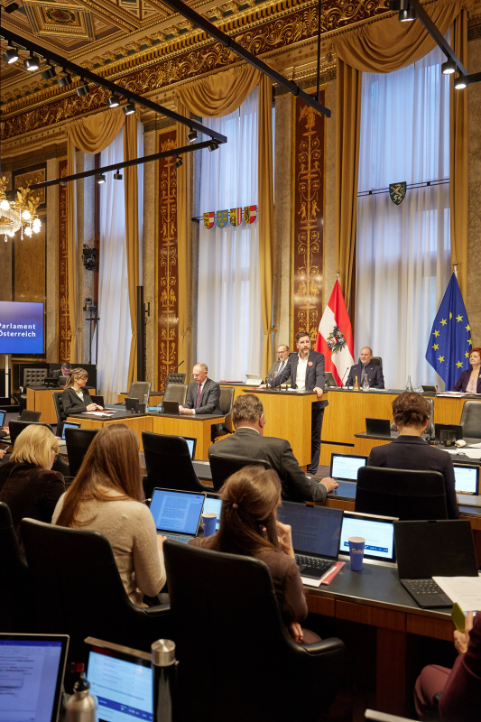 Am Rednerpult: Vorsitzender der Bundes­ratsfraktion Christian Fischer (SPÖ)