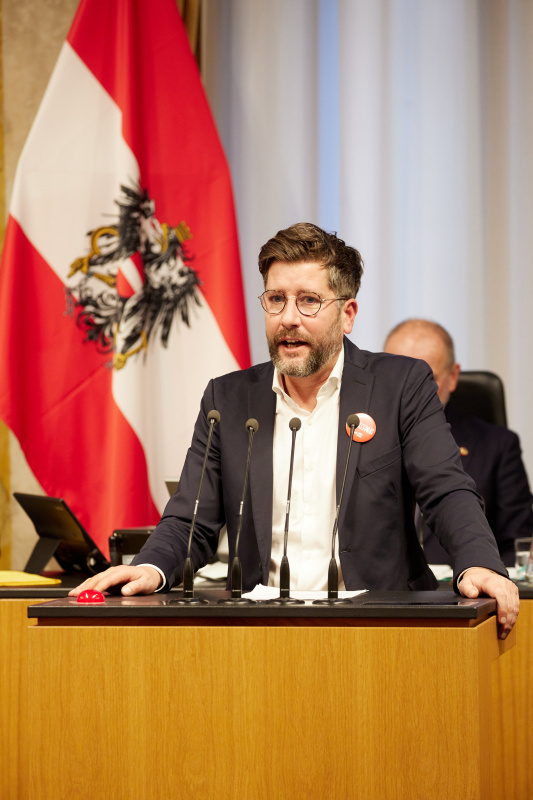 Am Rednerpult: Vorsitzender der Bundes­ratsfraktion Christian Fischer (SPÖ)