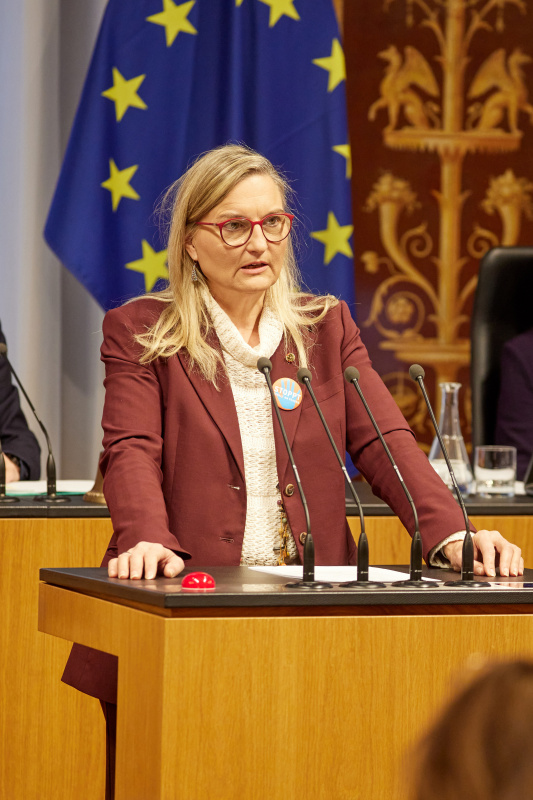 Am Rednerpult: Bundesrätin Claudia Hauschildt-Buschberger (GRÜNE)
