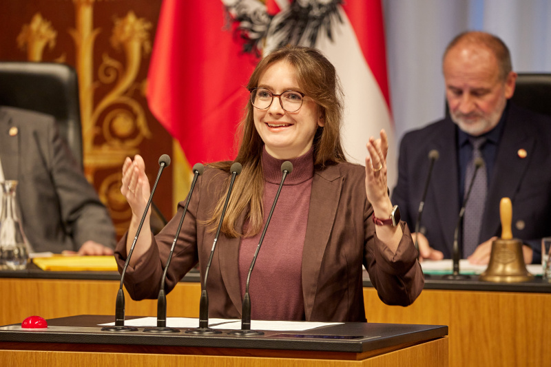 Am Rednerpult: Bundesrätin Julia Deutsch (NEOS)