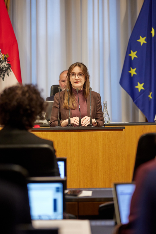 Am Rednerpult: Bundesrätin Julia Deutsch (NEOS)