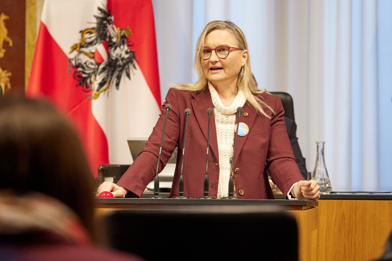 Am Rednerpult: Bundesrätin Claudia Hauschildt-Buschberger (GRÜNE)