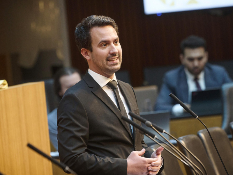 Am Redner:innenpult: Bildungsminister Christoph Wiederkehr (NEOS)