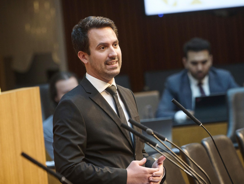 Am Pult: Bildungsminister Christoph Wiederkehr (NEOS)