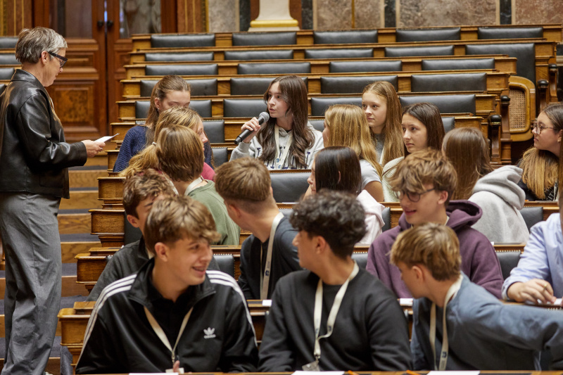 Blick Richtung Schülerinnen und Schüler. Wortmeldung einer Schülerin
