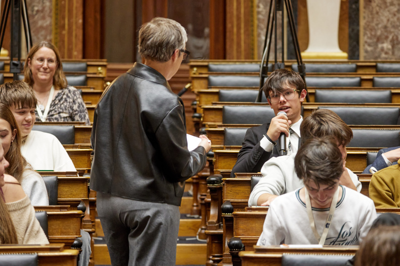 Blick Richtung Schülerinnen und Schüler. Wortmeldung eines Schülers