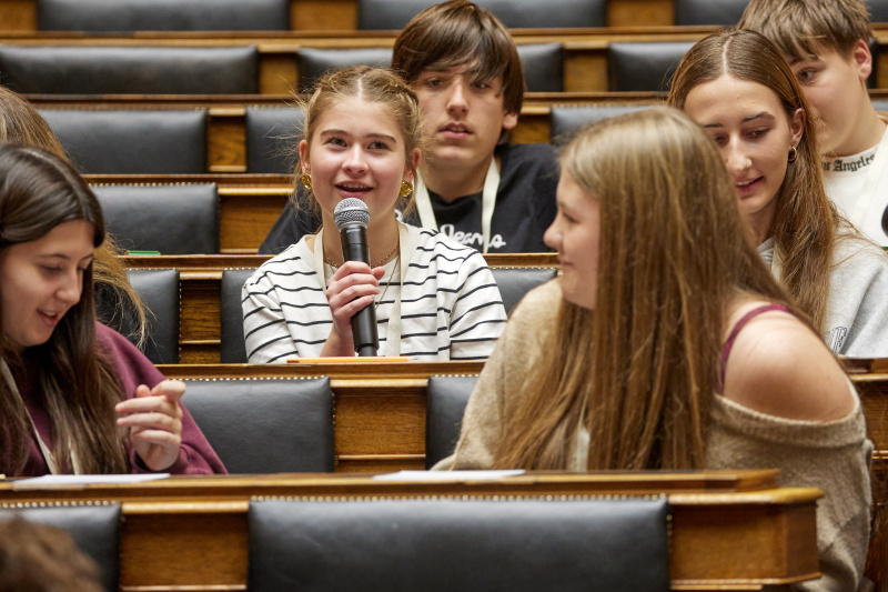 Blick Richtung Schülerinnen und Schüler. Wortmeldung einer Schülerin