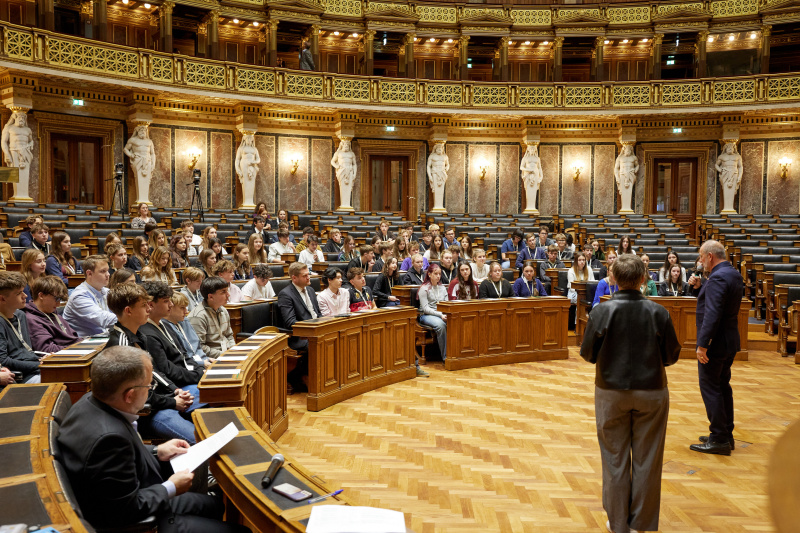 Begrüßung Bundesratspräsident Peter Samt (FPÖ). Blick Richtung Schülerinnen und Schüler