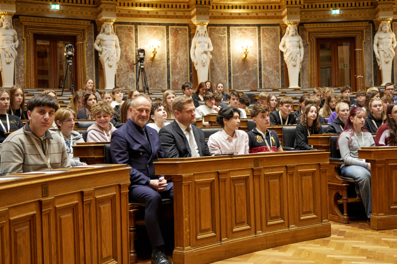 Von links: Bundesratspräsident Peter Samt (FPÖ), Bundesrat Markus Stotter (ÖVP) bei den Schülerinnen und Schülern