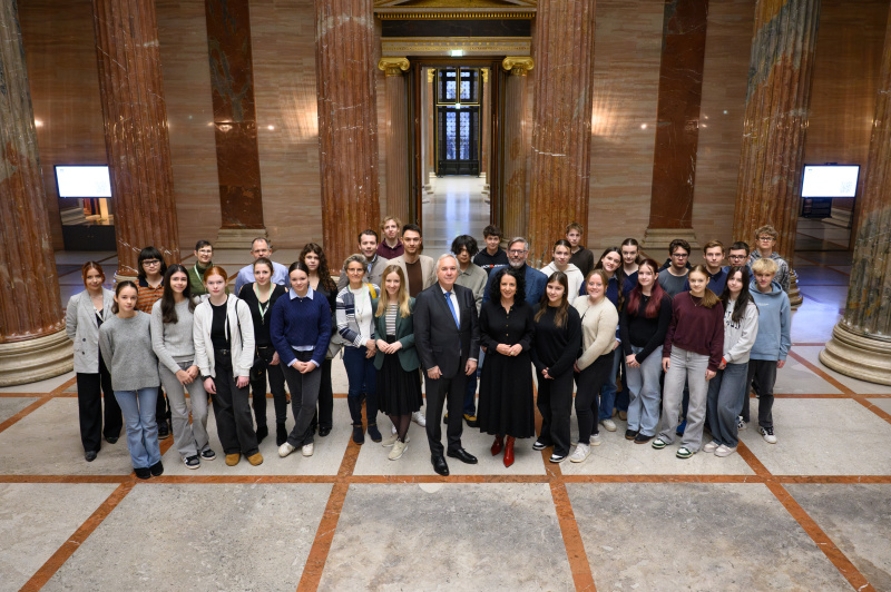 Gruppenfoto von Schülerinnen und Schülern des Bundesrealgymnasiums Köflach, Klasse 5C, mit dem Nationalratspräsidenten Walter Rosenkranz (FPÖ) und Abgeordneten