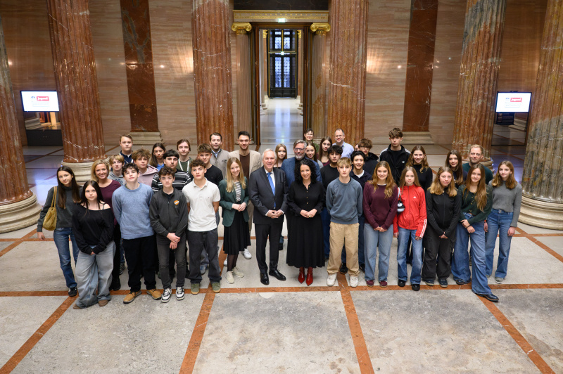 Gruppenfoto von Schülerinnen und Schülern des Kath. Oberstufenrealgymnasiums Kettenbrücke Innsbruck, Klasse 5A, mit dem Nationalratspräsidenten Walter Rosenkranz (FPÖ) und Abgeordneten